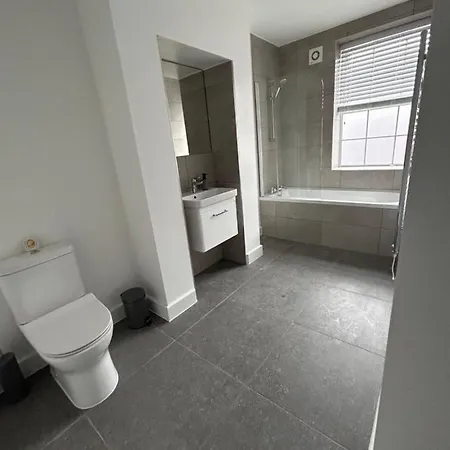 Cutting Edge Spacious Light Flat Edgware Exterior photo