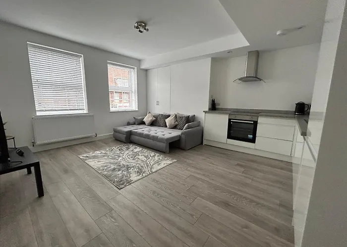 Cutting Edge Spacious Light Flat