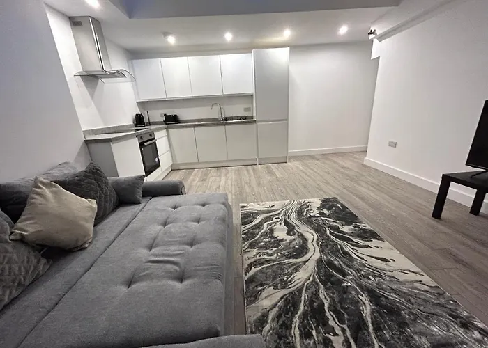 Cutting Edge Spacious Light Flat
