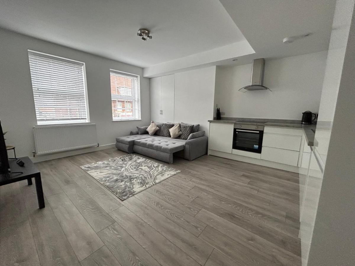 Cutting Edge Spacious Light Flat Edgware