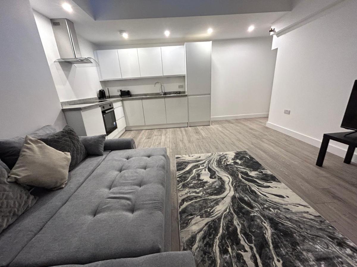 Apartment Cutting Edge Spacious Light Flat Edgware
