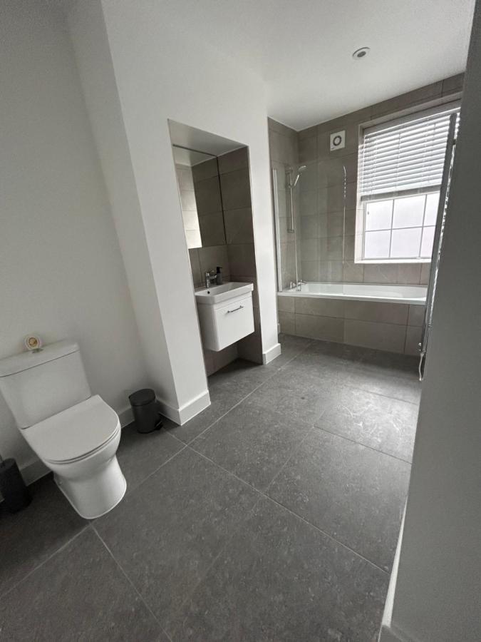 Apartment Cutting Edge Spacious Light Flat Edgware
